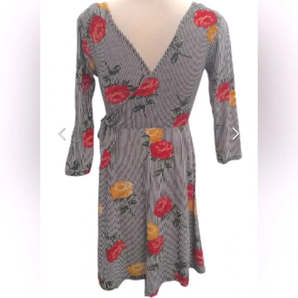 MUST HAVE Feminine faux wrap dress size large by No Boundaries. Stunning! - Picture 5 of 10